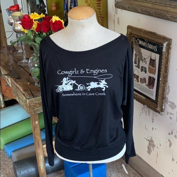 Cowgirz and Engines Tee - Picture 2 of 6